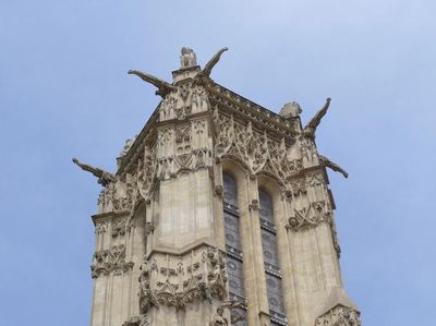 Melongok Seisi Kota Paris dari Puncak Menara Gothic Abad ke 16