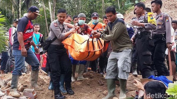 Begini Proses Evakuasi 4 Korban Tewas Longsor Pacitan