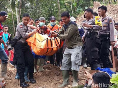 Begini Proses Evakuasi 4 Korban Tewas Longsor Pacitan