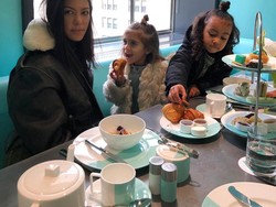 Kourtney Kardashian Ajak Sekolah Anaknya Kurangi Pemakaian Alat Makan Plastik