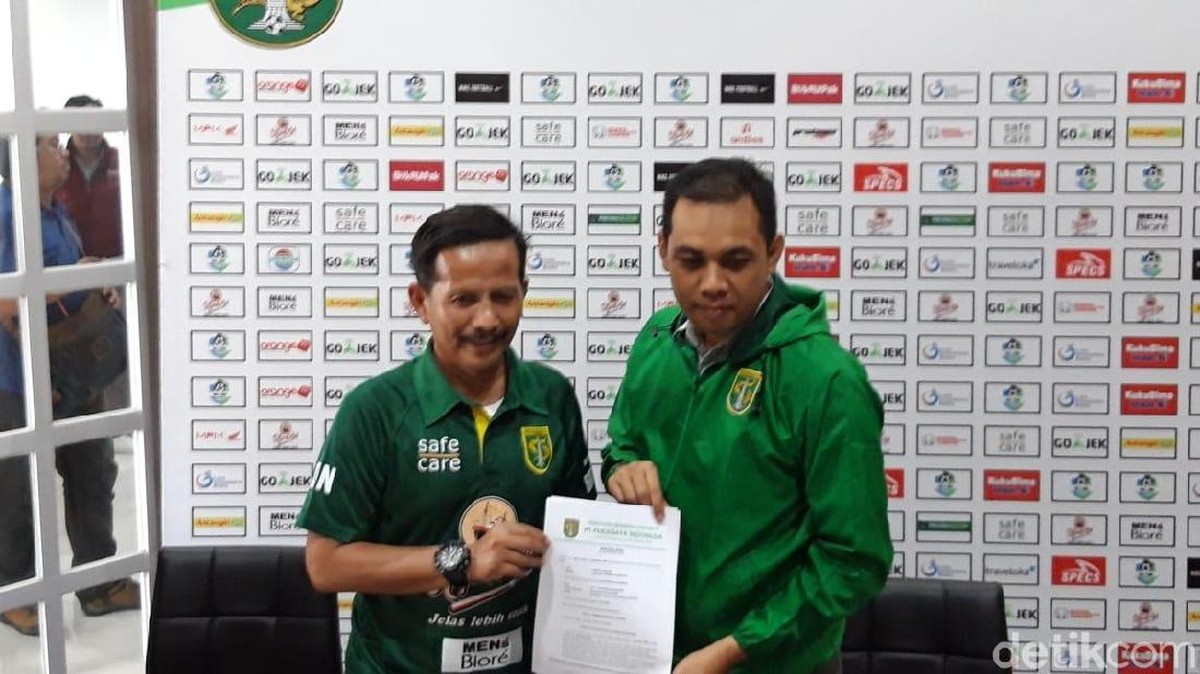Djajang Nurdjaman saat menandatangani kontrak dengan Persebaya Surabaya. (Foto: Deni Prastyo Utomo/detikcom)