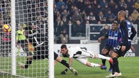Setelah bermain 0-0 di babak pertama, Juventus membuka keunggulan di menit 66. Memanfaatkan assist Joao Cancelo, Mario Mandzukic melesakkan satu-satunya gol di pertandingan ini. REUTERS/Stefano Rellandini.
