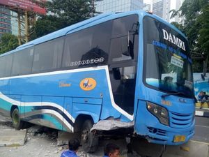Bus Biru Tabrak Separator Busway di Gatot Subroto