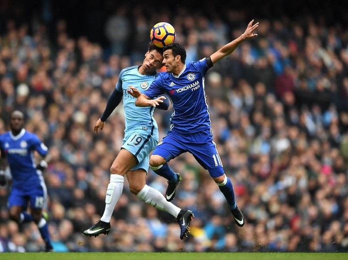 MANCHESTER, ENGLAND - DECEMBER 03:  Leroy Sane of Manchester City and Pedro of Chelsea compete for the ball during the Premier League match between Manchester City and Chelsea at Etihad Stadium on December 3, 2016 in Manchester, England.  (Photo by Laurence Griffiths/Getty Images)