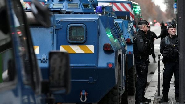 Kendaraan Lapis Baja Siaga di Paris