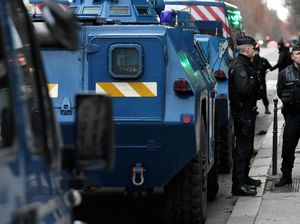 Kendaraan Lapis Baja Siaga di Paris