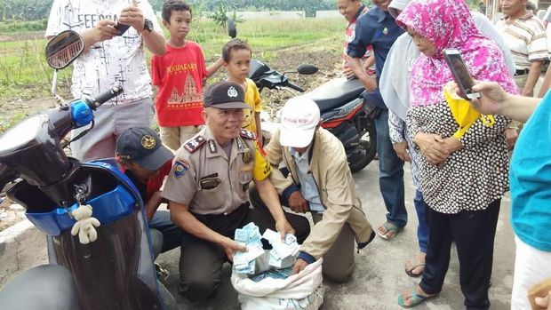 Warga menemukan e-KTP yang terbuang di daerah Pondok Kopi, Duren Sawit.