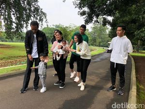 Potret Jokowi Ajak Jan Ethes dan Sedah Mirah Ikut Jalan Santai