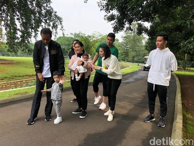 Potret Jokowi Ajak Jan Ethes dan Sedah Mirah Ikut Jalan Santai