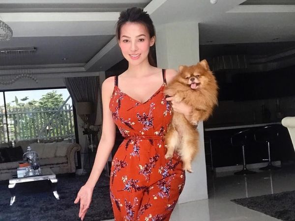 Potret Model FHM yang Viral karena Tampil Seksi Saat Makan Kepiting