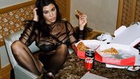 Selain Suka Buah, Kourtney Kardashian Juga Hobi Ngemil Es Krim dan Burger