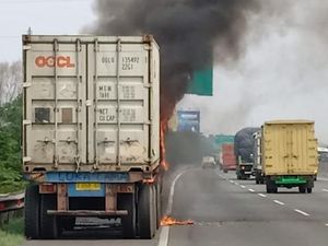 Ada Truk Kontainer Terbakar, Tol Jakarta Arah Cikampek Padat