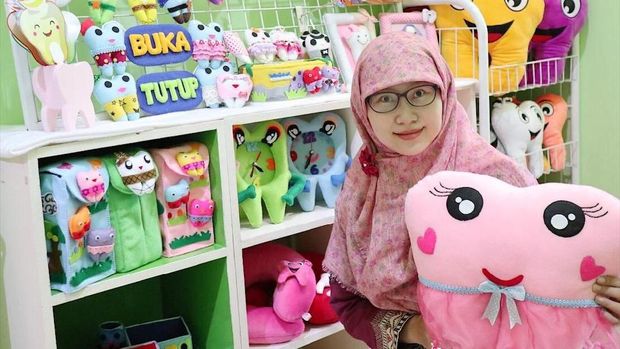 Sukses Bisnis Suvenir, Hellen Pilih Resign dari PNS