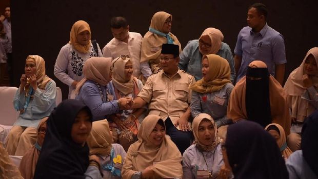 Capres Prabowo Subianto menerima kedatangan emak-emak di Hambalang.