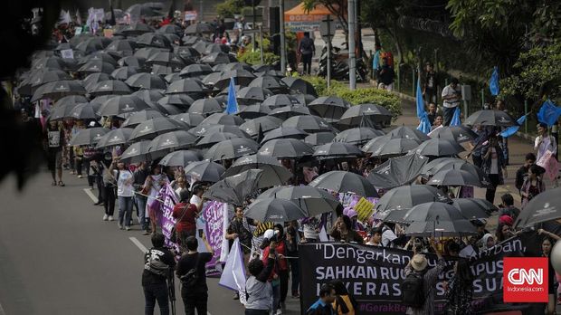Gabungan aktivis mengikuti Pawai akbar untuk pengesahan rancangan undang-undang penghapusan kekerasan seksual, dari sarinah menuju Kementrian Pemberdayaan Perempuan dan Perlindungan Anak dan Taman Aspirasi. Jakarta, Sabtu, 8 Desember 2018. Berdasarkan catatan tahunan Komisi Nasional Antikekerasan terhadap Perempuan (Komnas Perempuan), jumlah kasus kekerasan terhadap perempuan meningkat 25% dari 259.150 kasus pada 2016 menjadi 348.446 kasus pada 2017.RUU Penghapusan Kekerasan Seksual berjalan lambat dan terancam gagal karena masa kerja anggota DPR periode 2014-2019 akan segera berakhir. CNNIndonesia/Adhi Wicaksono.