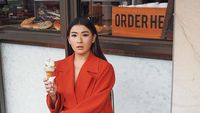 Gaya Keren Selebgram Anaz Siantar Ngemil Es Krim dan Minum Es Kopi
