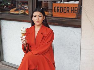 Gaya Keren Selebgram Anaz Siantar Ngemil Es Krim dan Minum Es Kopi