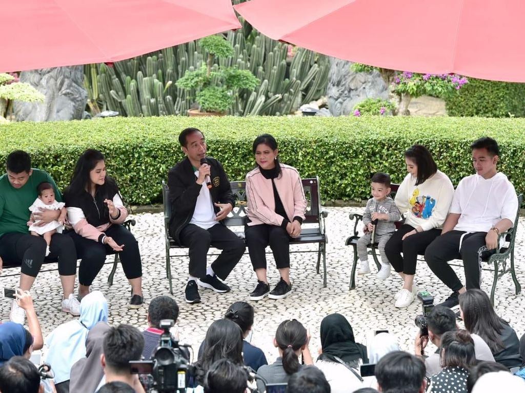 Buka-bukaan Keluarga Jokowi Buka-bukaan Keluarga Jokowi