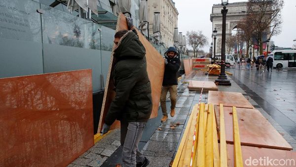 Takut Demo Rusuh, Toko-toko di Paris Tertutup Panel Kayu