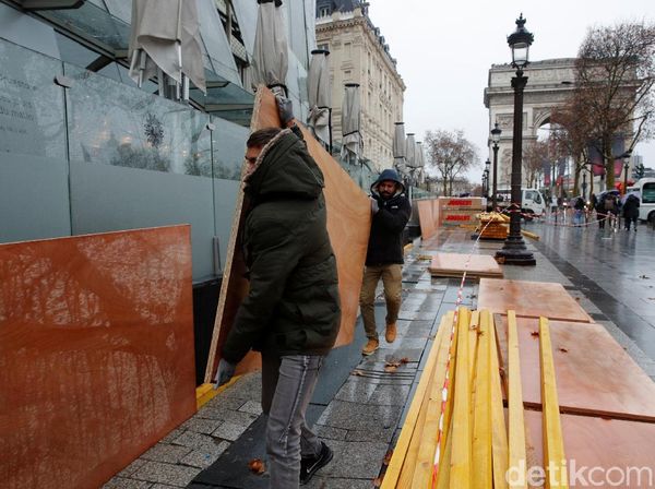 Takut Demo Rusuh, Toko-toko di Paris Tertutup Panel Kayu