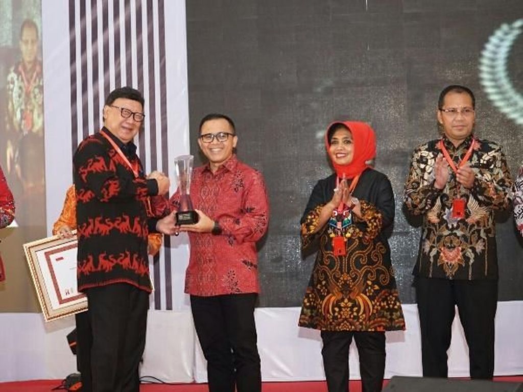 Wow... Banyuwangi Raih Kabupaten Terinovatif dari Mendagri Wow... Banyuwangi Raih Kabupaten Terinovatif dari Mendagri