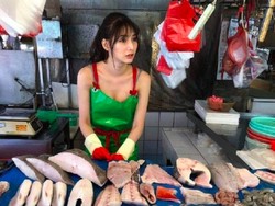 Lihat Aksi Model Cantik Asal Taiwan Jualan Ikan