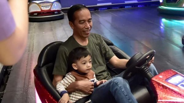 Momen Seru Jokowi Habiskan Waktu Bersama Cucu