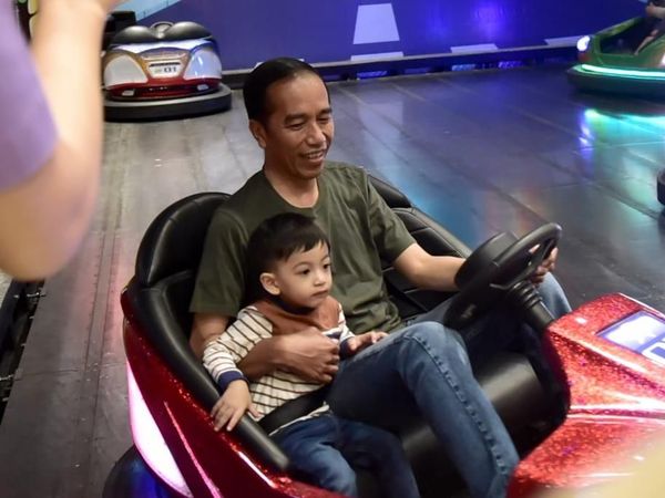 Momen Seru Jokowi Habiskan Waktu Bersama Cucu