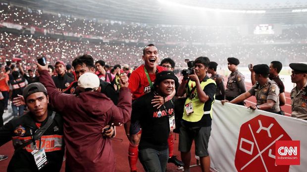 Riko Simanjuntak merayakan keberhasilan Persija Jakarta menjadi juara Liga 1 2018.