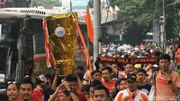 Warna oranye khas The Jakmania mendominasi kawasan GBK. Para suporter membawa atribut syal hingga alat musik untuk dimainkan ketika berada di arena stadion. Mereka juga langsung memadati pintu masuk stadion.