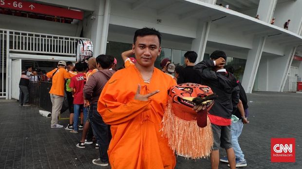 Saiful mengenakan kostum macan untuk mendukung Persija Jakarta di laga terakhir Liga 1 2018.