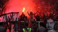 Tak cuma flare dan petasan, para Jakmania terus bersorak untuk klub kesayangannya ini.