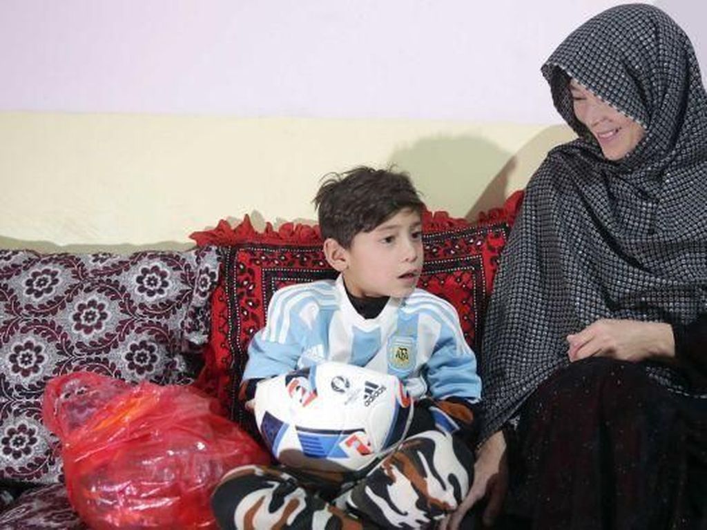 Bocah Afghanistan Penggemar Messi Terancam Mengungsi dari Rumahnya Bocah Afghanistan Penggemar Messi Terancam Mengungsi dari Rumahnya