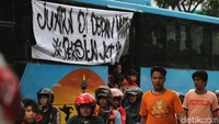 Para suporter terlihat mulai tiba di lokasi. Mereka, yang terdiri atas laki-laki dan perempuan, bersemangat menonton pertandingan tersebut.
