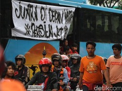 Para suporter terlihat mulai tiba di lokasi. Mereka, yang terdiri atas laki-laki dan perempuan, bersemangat menonton pertandingan tersebut.