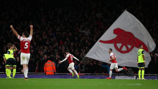 Lucas Torreira merayakn gol ke gawang Hudderfield