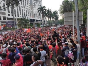 Video: Sorak Sorai Jakmania di Halaman Kemenpora Video: Sorak Sorai Jakmania di Halaman Kemenpora
