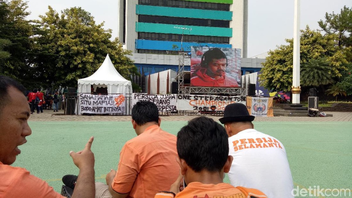 Kemenpora menyediakan giant screen di lapangan kemenpora untuk laga Persija vs Mitra Kukar. (Randy Prasatya/detikSport