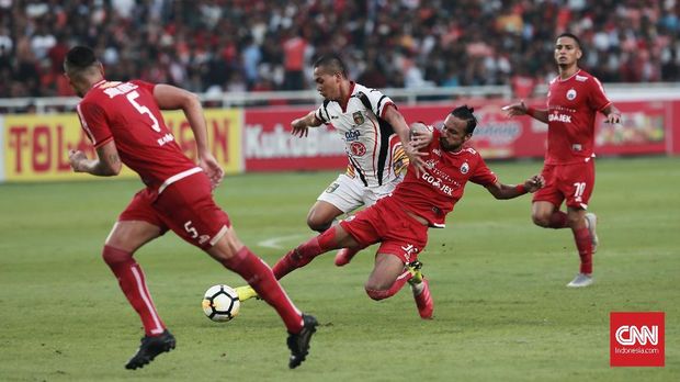 Persija (merah) membantah pernyataan Vigit Waluyo.
