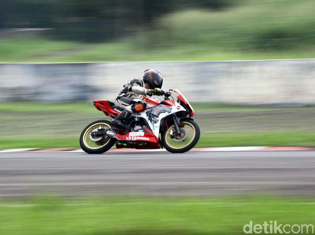 Pentingnya Racing Suits untuk Ngebut di Sirkuit Pentingnya Racing Suits untuk Ngebut di Sirkuit