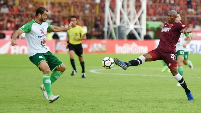 Pemain PSM Makassar Alessandro Ferreira (kanan) berebut bola dengan pesepakbola PSMS Medan Reinaldi Lobo (kiri). (Yusran Uccang/Antara) Pemain PSM Makassar Alessandro Ferreira (kanan) berebut bola dengan pesepakbola PSMS Medan Reinaldi Lobo (kiri). (Yusran Uccang/Antara)