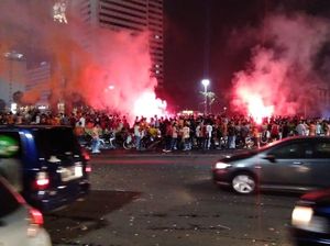 Kembang Api Warnai Selebrasi Jakmania di Bundaran HI