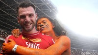 Marko Simic terlihat sangat semringah saat dipeluk salah satu Jakmania dengan penampilan a la Macan Kemayoran.