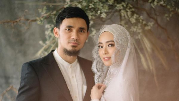 Seperti Lindswell Kwok, 4 Selebriti Ini Pilih Berfoto Romantis Pasca Menikah
