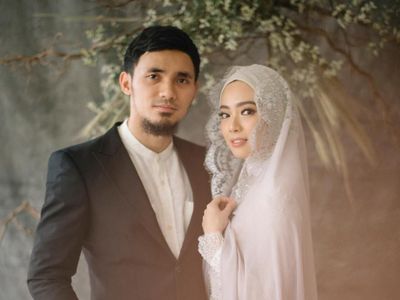 Seperti Lindswell Kwok, 4 Selebriti Ini Pilih Berfoto Romantis Pasca Menikah