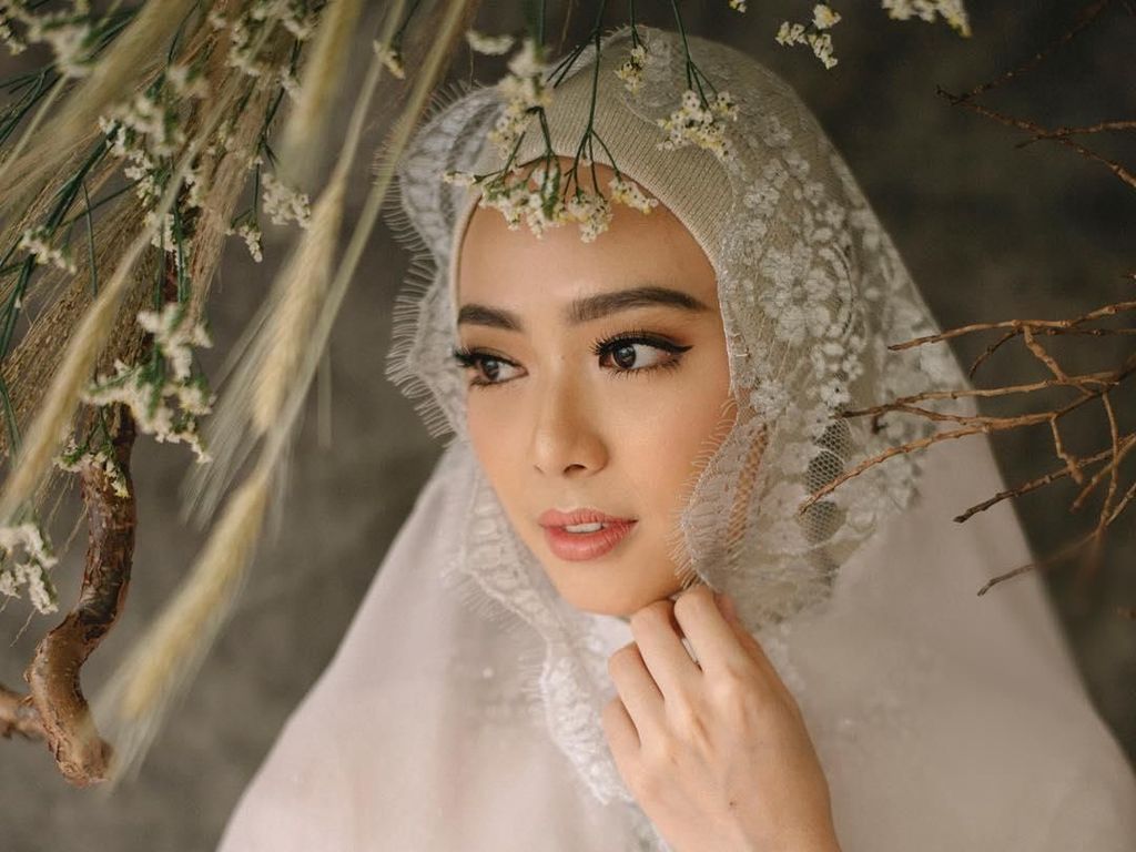 Lindswell Sudah Mualaf Hampir Dua Tahun Lindswell Sudah Mualaf Hampir Dua Tahun