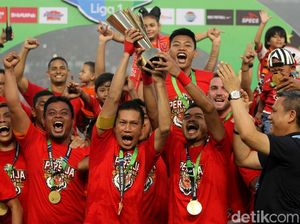 Ismed-Bepe Angkat Trofi dan Tangisan Simic saat Persija Juara Liga 1 Ismed-Bepe Angkat Trofi dan Tangisan Simic saat Persija Juara Liga 1