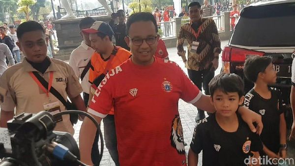 Foto: Anies Ajak Anak Tonton Persija Vs Mitra Kukar di GBK
