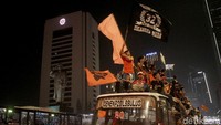 Mereka datang dengan cara berkonvoi melalui jalan Jenderal Sudirman menggunakan bus dan kopaja.