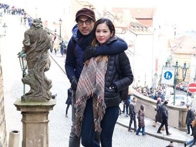 7 Potret Keharmonisan Bunga Zainal dan Sang Suami